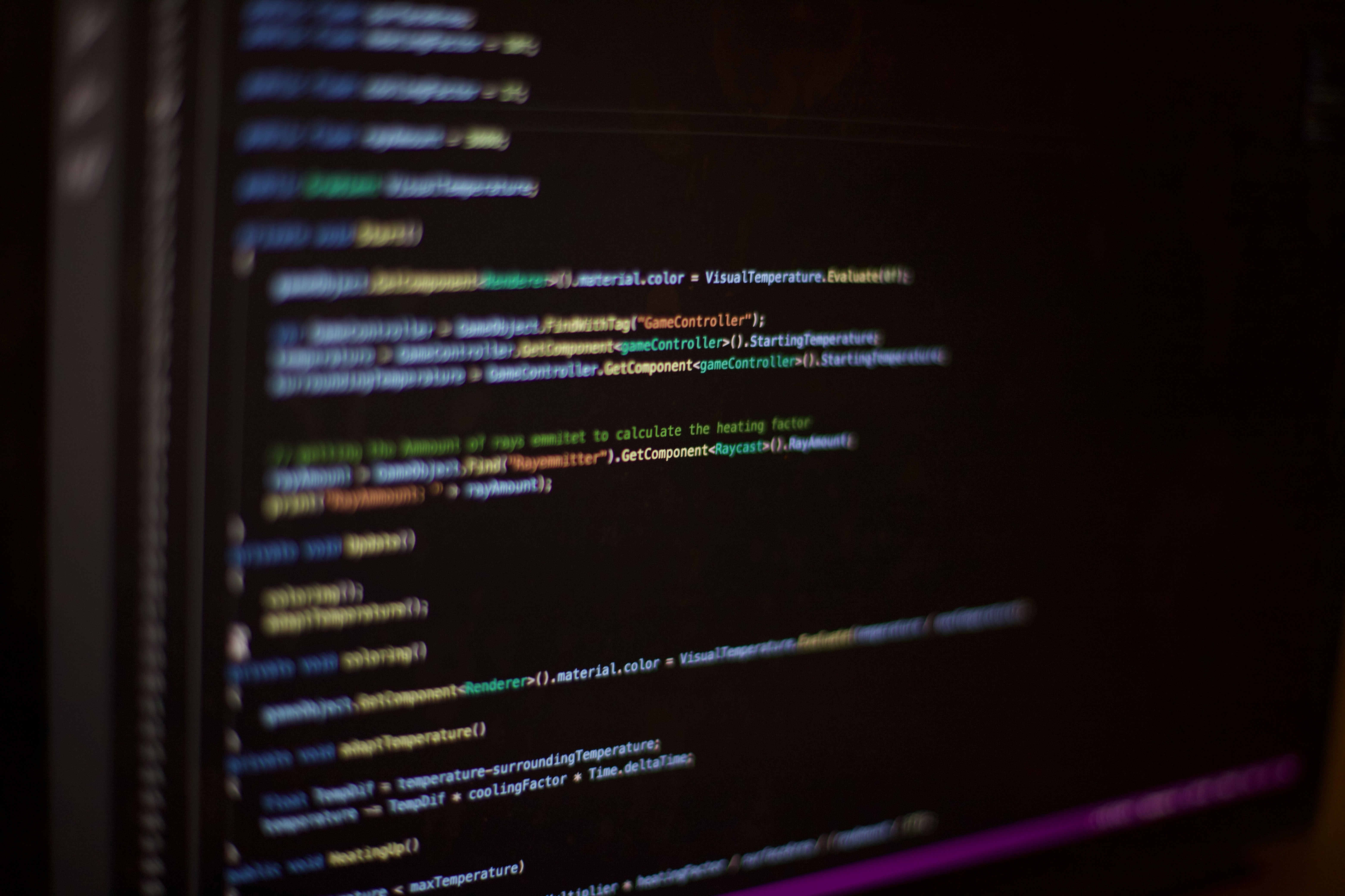 エラーメッセージが表示されたゲーム画面と、それを見ながら頭を抱える開発者のイラスト