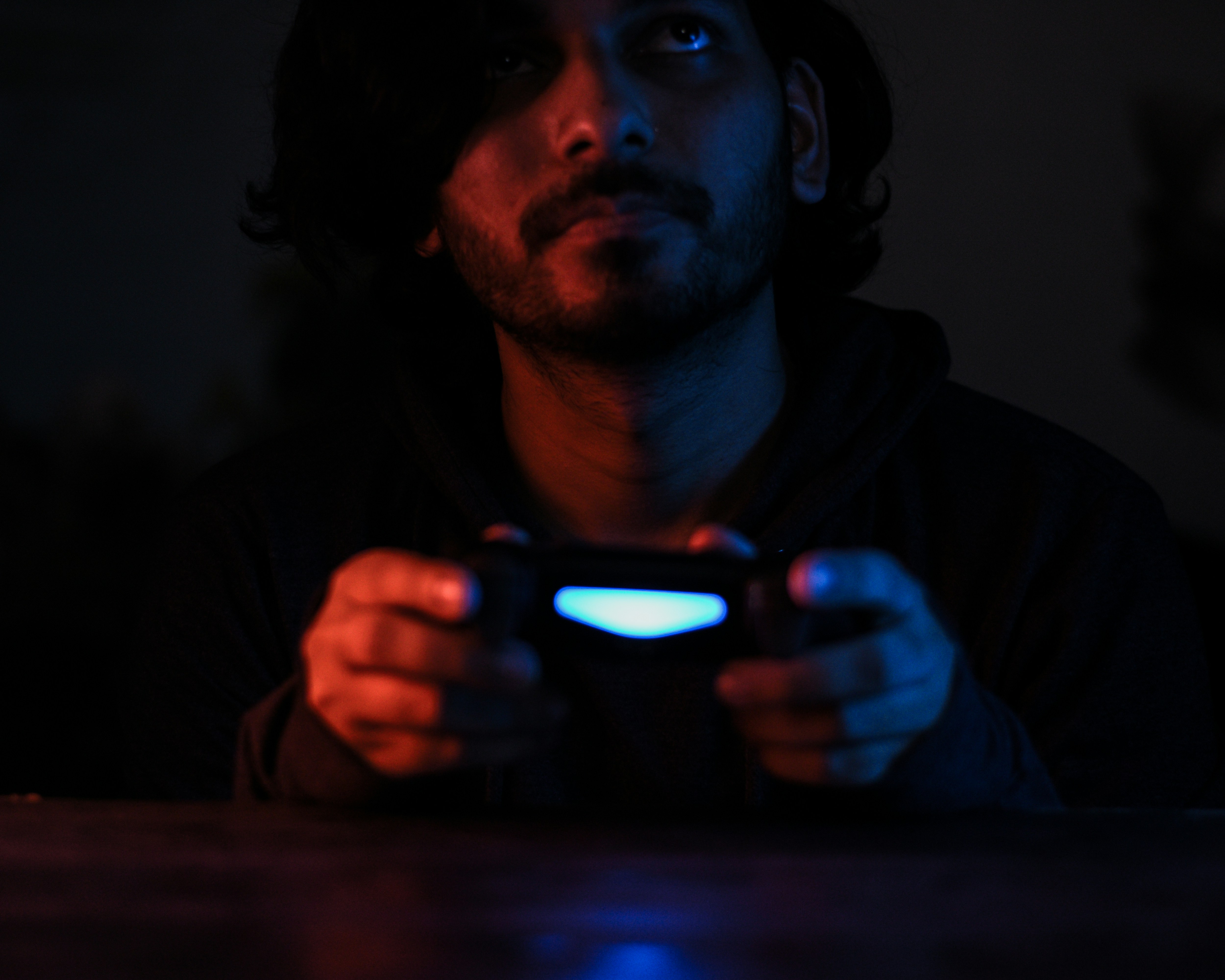 あなたのゲームのキャラクターが楽しそうにプレイされている様子を描いたイラスト