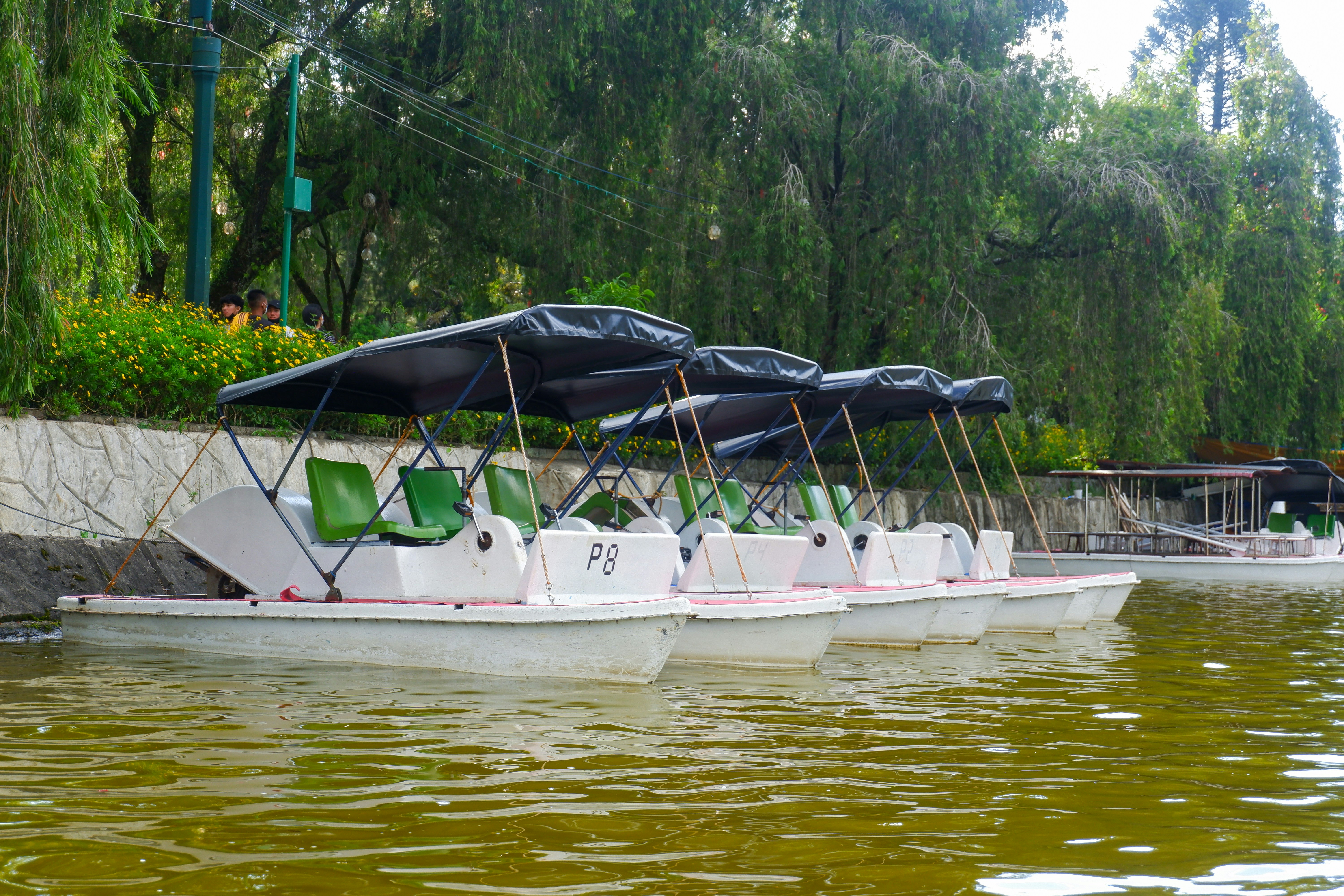 フィンランドの家庭で、家族が暖炉を囲んで団欒している様子