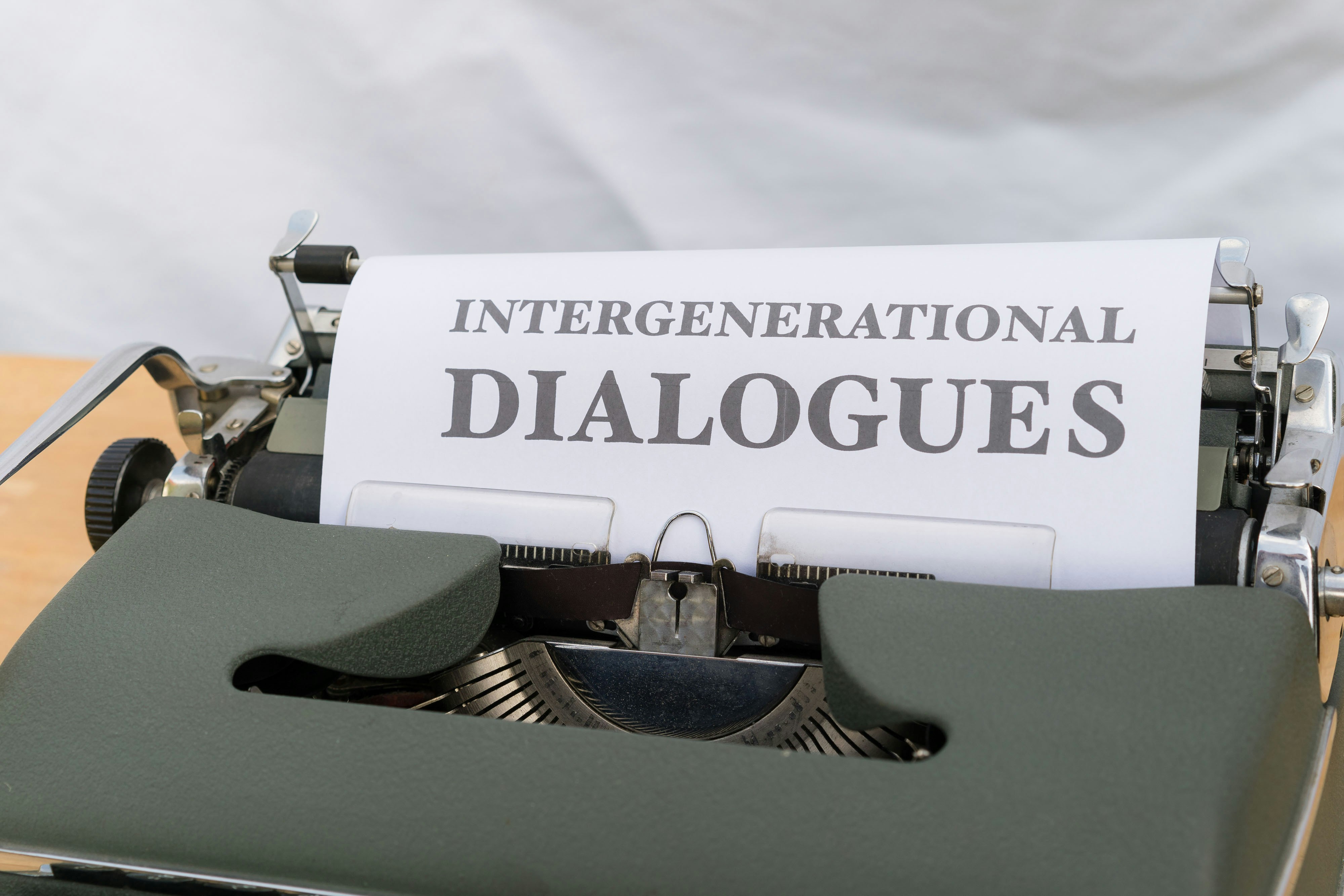 ヘルシンキにあるIT企業のオフィスで、社員が英語で会議をしている様子