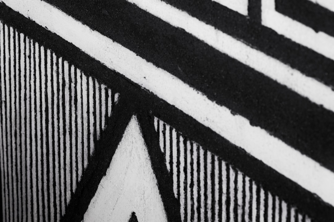 ゲーム開発者がリファクタリングされたコードを見て、笑顔でガッツポーズをしている写真