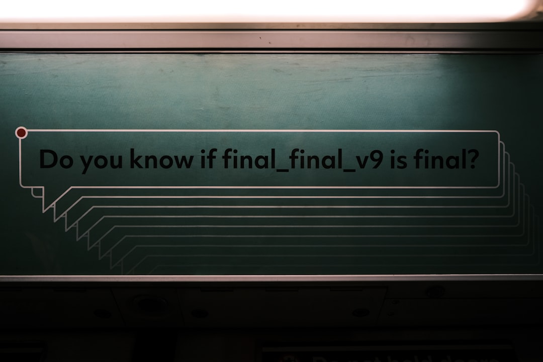 顧客分析ツールを使用し、ゲームのデータを分析しているゲーム開発者の様子